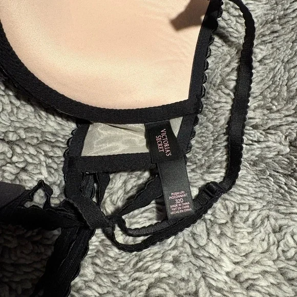 Victoria's Secret Black and Cream Lace Bra Set - Picture 7 of 7
